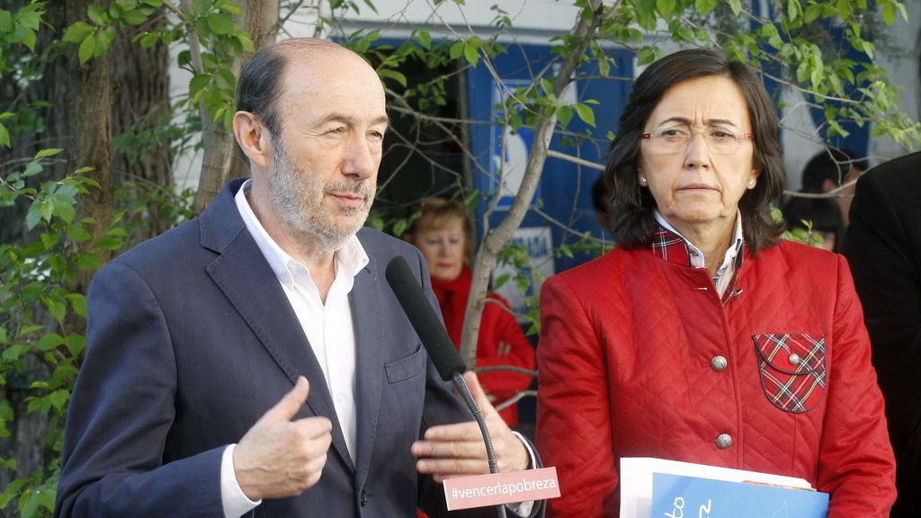 Rubalcaba visita una barriada madrileña para hablar de pobreza