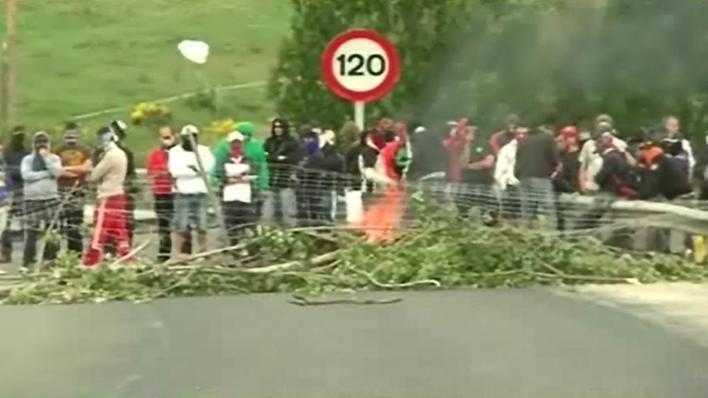 Nueva jornada de barricadas en las carreteras de León y Asturias
