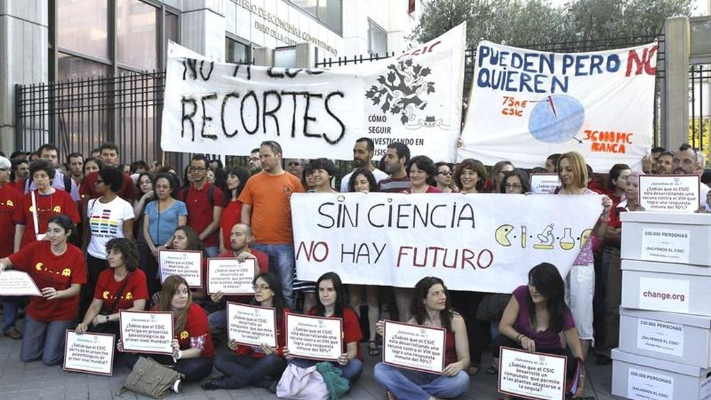 Los científicos españoles recogen más de 230.000 firmas para "salvar el CSIC"