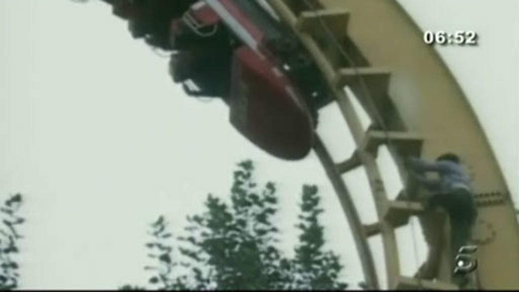 Colgados de una montaña rusa