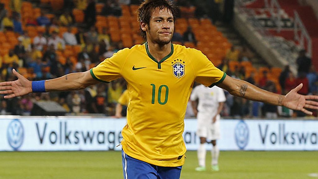 Neymar se suelta con Brasil, con el Barcelona le cuesta sonreir
