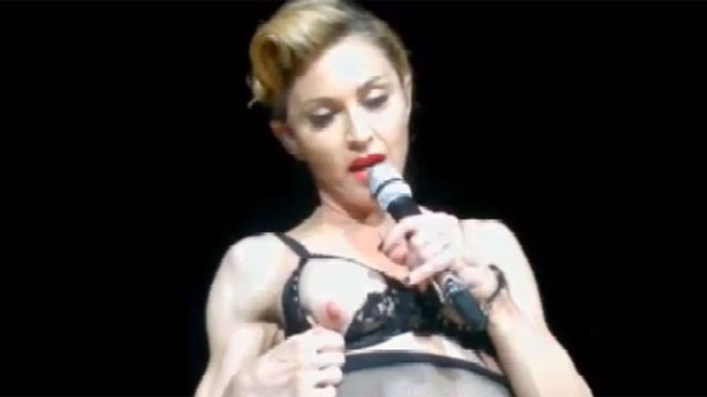 Madonna enseña un pecho en un concierto