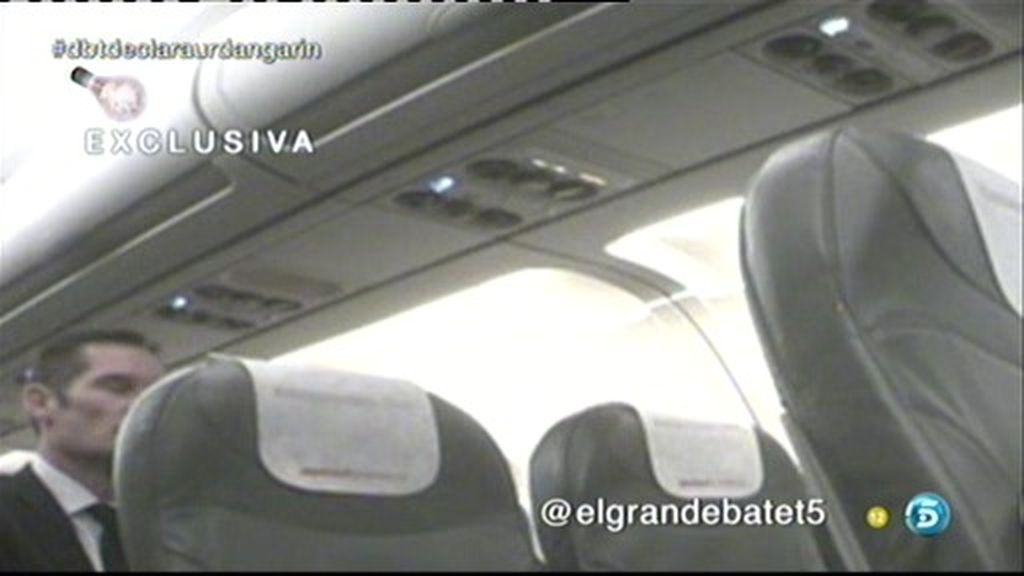 Imágenes exclusivas de Urdangarín en el avión a Palma de Mallorca
