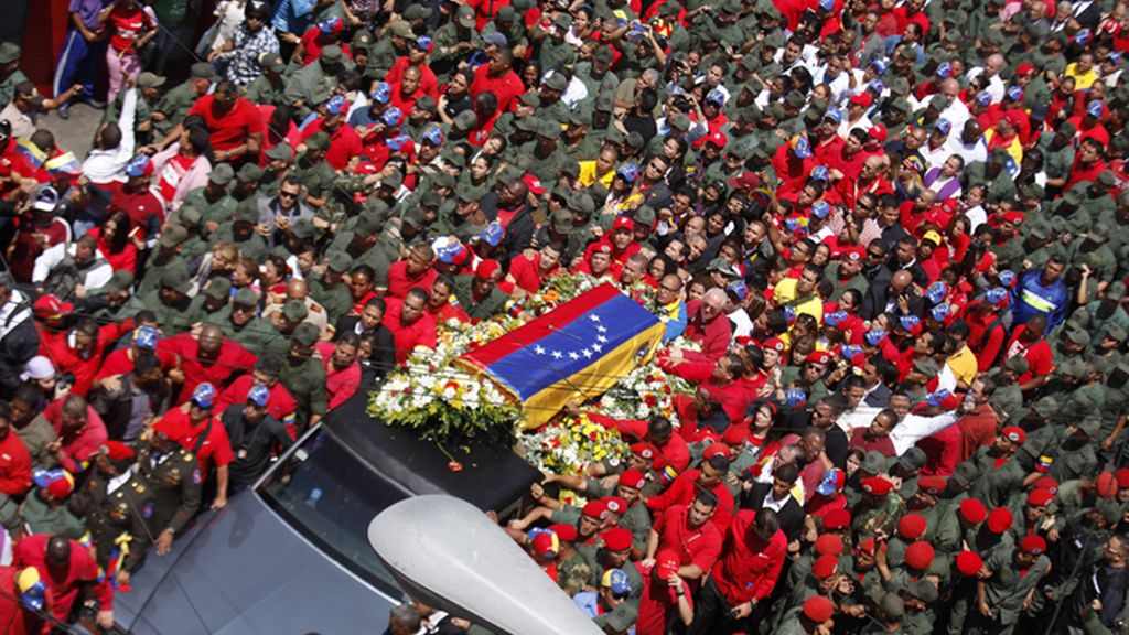Miles de seguidores y amigos acompañan al féretro de Hugo Chávez