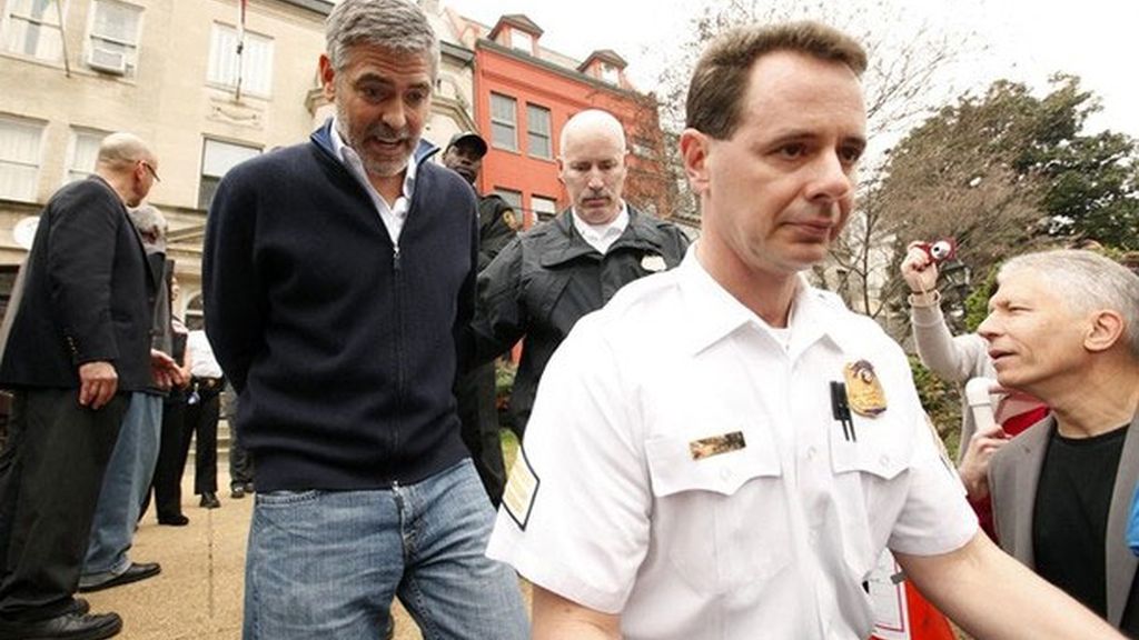 Clooney, libre tras varias horas detenido