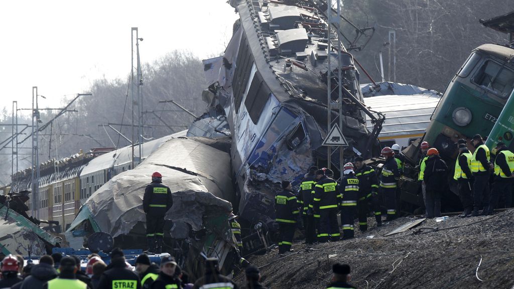 15 muertos en un choque de trenes en Polonia
