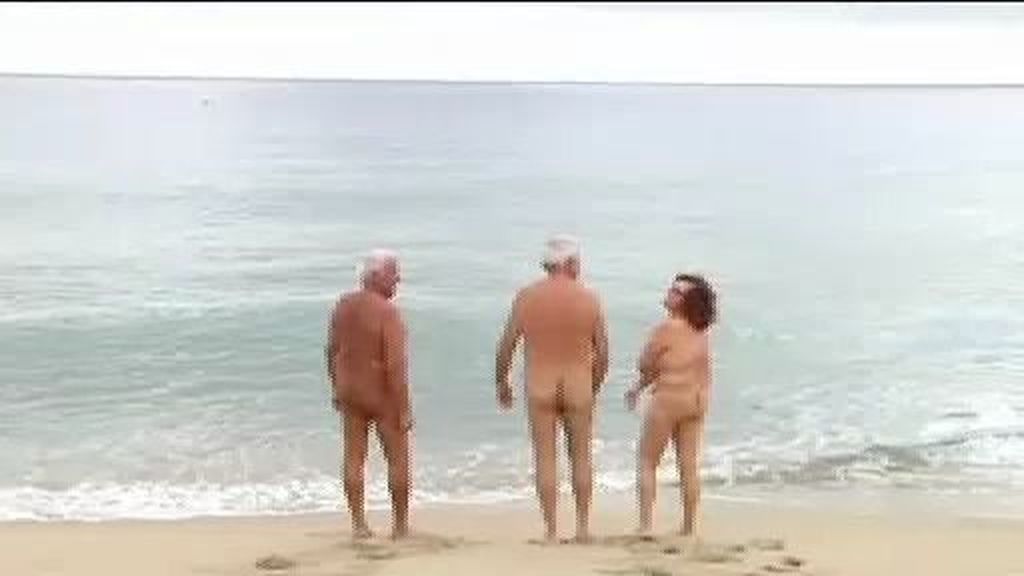 Jaque al nudismo en una playa de Barcelona