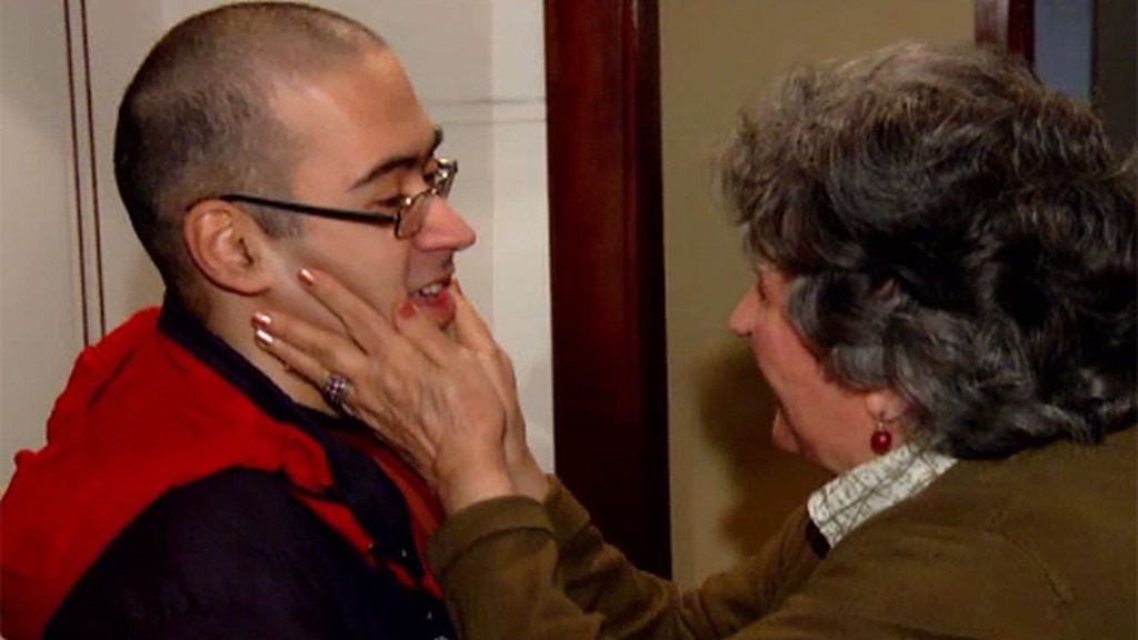 César celebra el premio con su madre