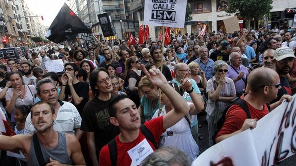 El movimiento 15M camina de Génova a Ferraz pidiendo un referéndum
