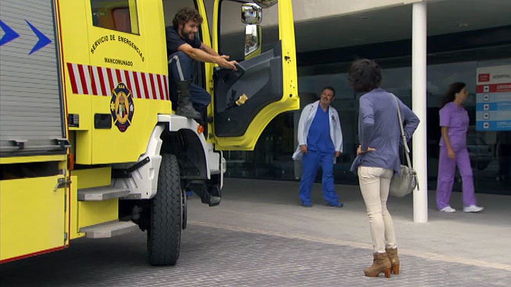 Alejandro va a buscar a Raquel en un camión de bomberos