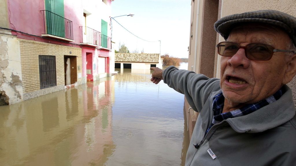 El caudal del Ebro obliga a los vecinos a pasar la noche fuera de casa