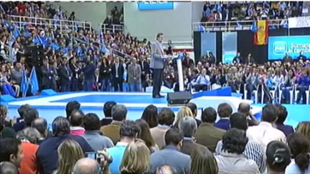 Rajoy: "Sólo nos peleamos contra la crisis y contra el paro"
