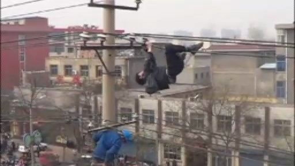 Un hombre borracho cae de unos cables de alta tensión en China