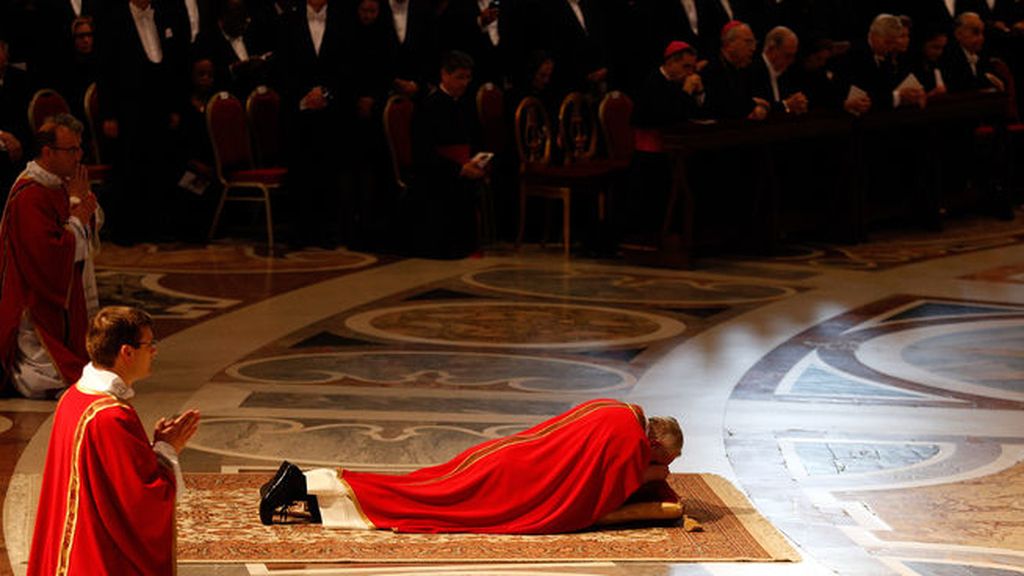 El papa reza tendido en el suelo en su primera Pasión de Cristo
