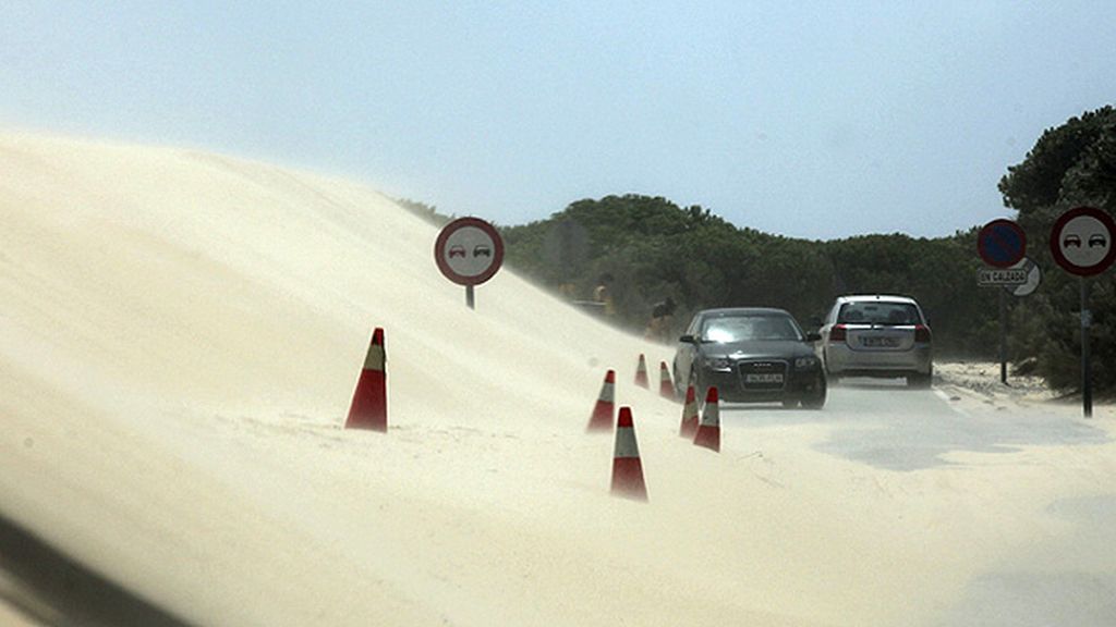 Una duna deja incomunicados a 300 vecinos en Tarifa