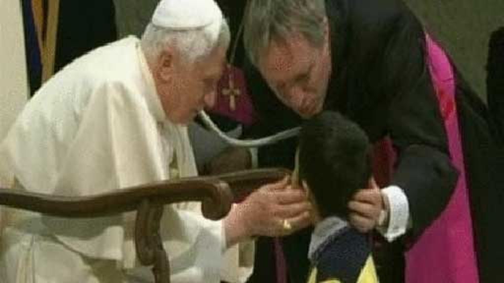 Un niño consigue saludar al Papa