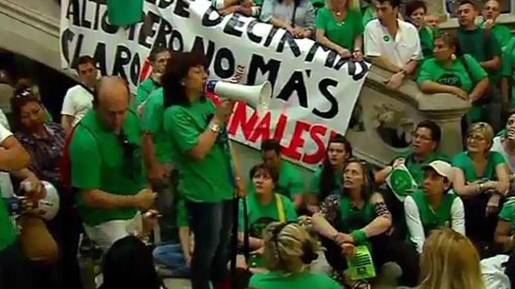 Miembros de la Plataforma contra el desahucio ocupan un banco en Barcelona