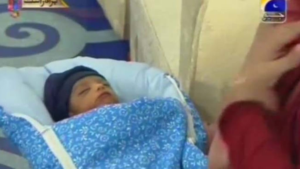 Un programa de la televisión pakistaní regala bebés en directo