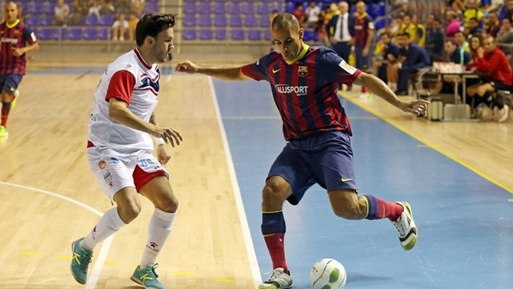 El Barcelona Alusport reacciona a tiempo ante el Santiago Futsal en el Palau (2-2)