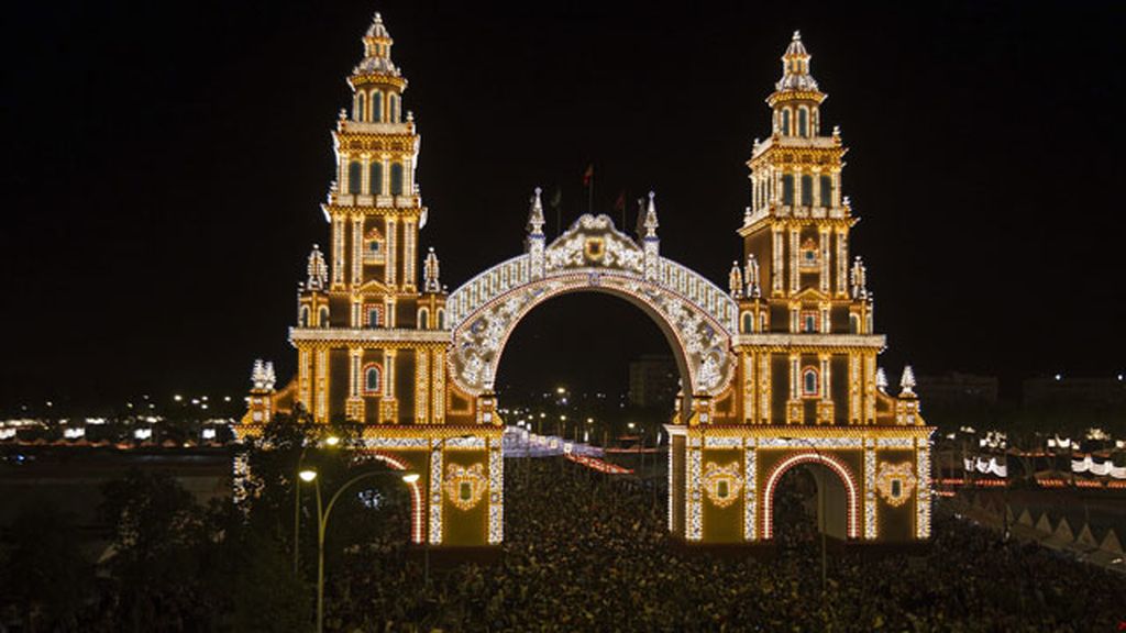 Arranca la Feria de Abril con el 'alumbrao'