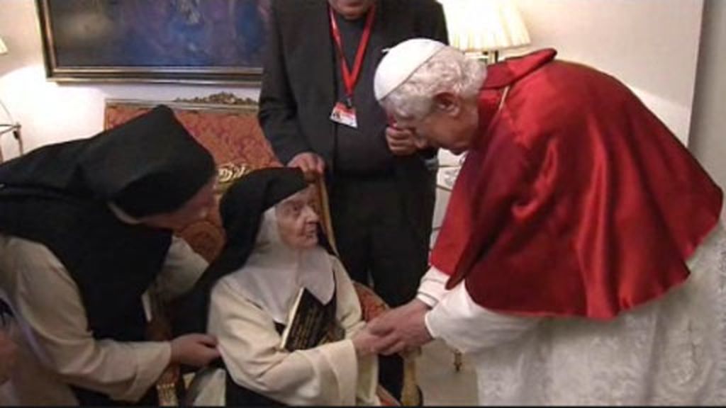 Benedicto XVI recibe en la Nunciatura a sor Teresita
