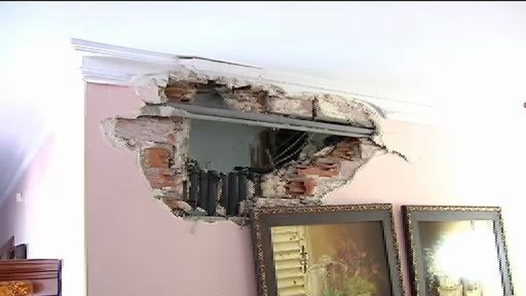 Un rayo destroza parte del tejado a un vecino de Málaga