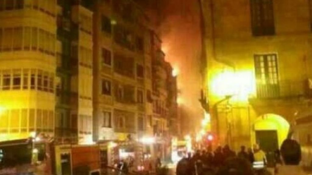 Un incendio en Bermeo provoca el derrumbe de varios edificios