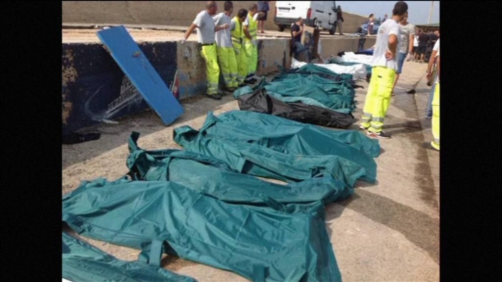 Mueren 80 inmigrantes al naufragar su barco frente a Lampedusa