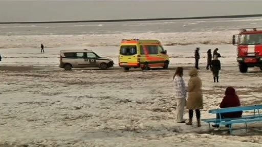 Más de 200 rescatados tras separarse dos placas de hielo en Letonia