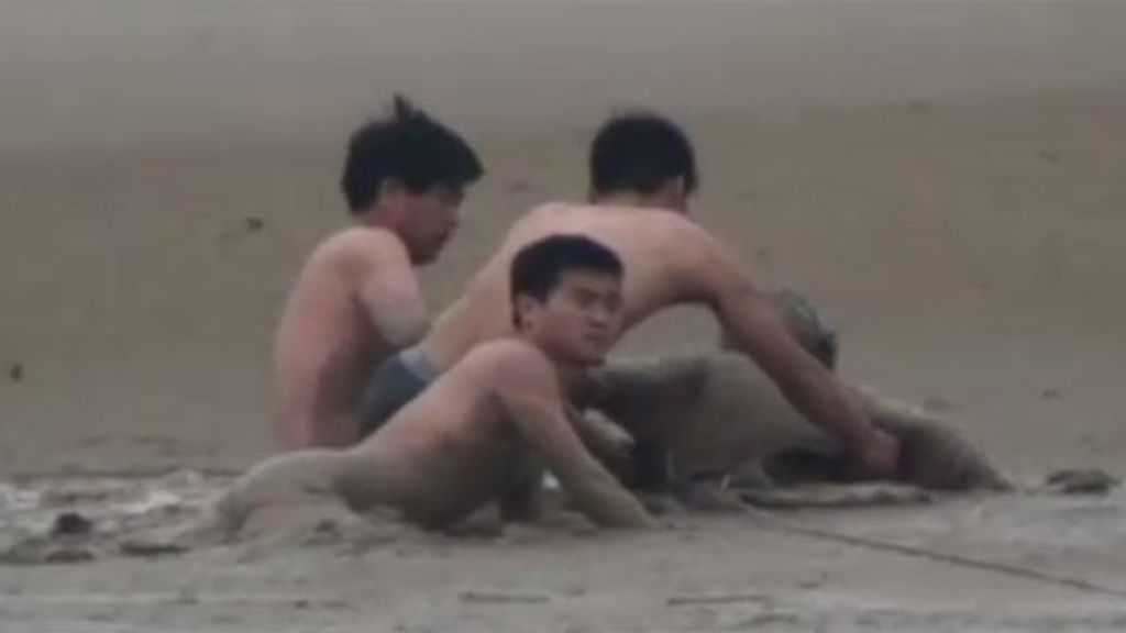 Rescate espectacular de una mujer atrapada en el lodo en China