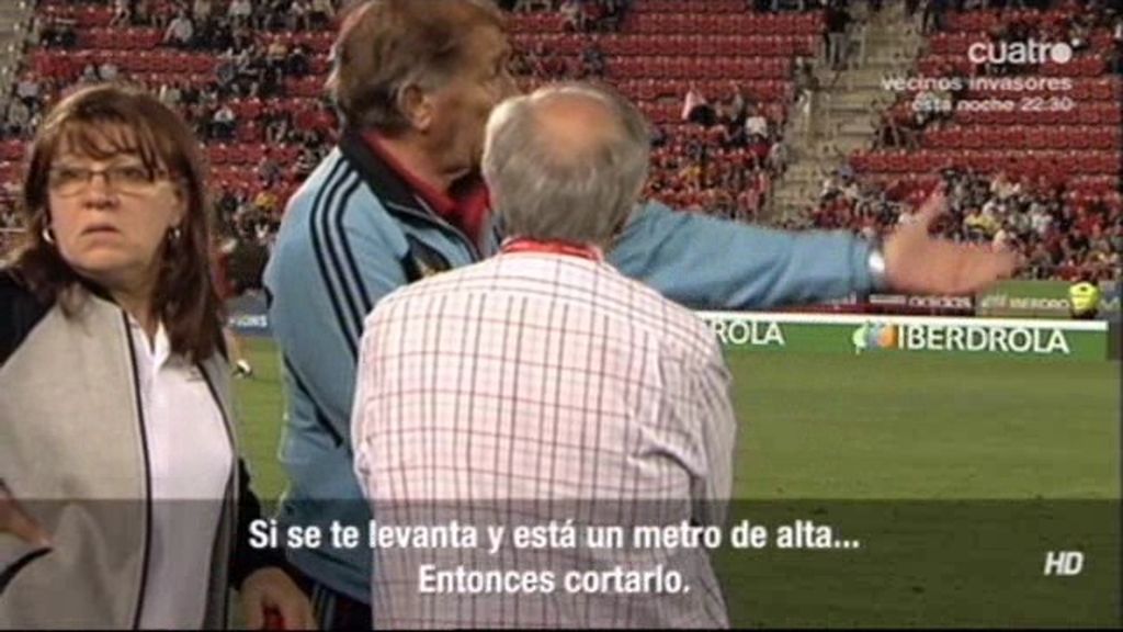 Toni Grande prepara el césped para España