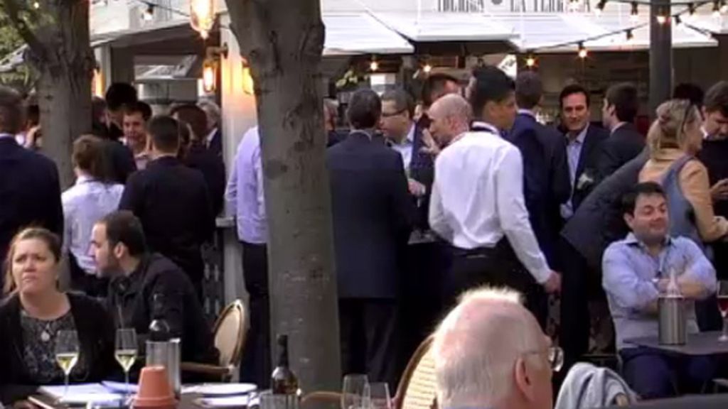 Una terraza muy española se sienta en el distrito financiero 'Canary Wharf' en Londres