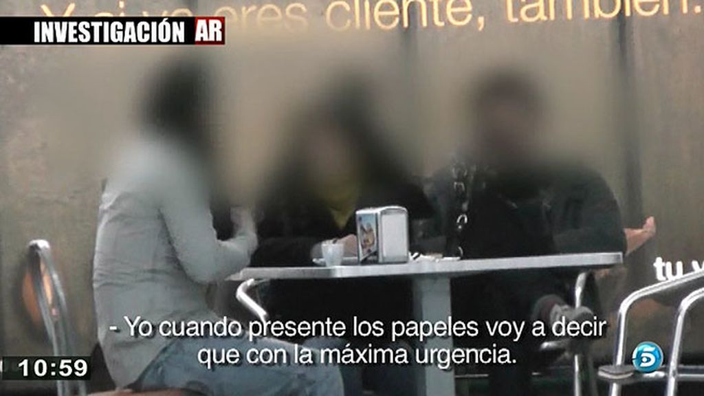 'AR' contacta con un policía que se ofrece para matrimonio de conveniencia