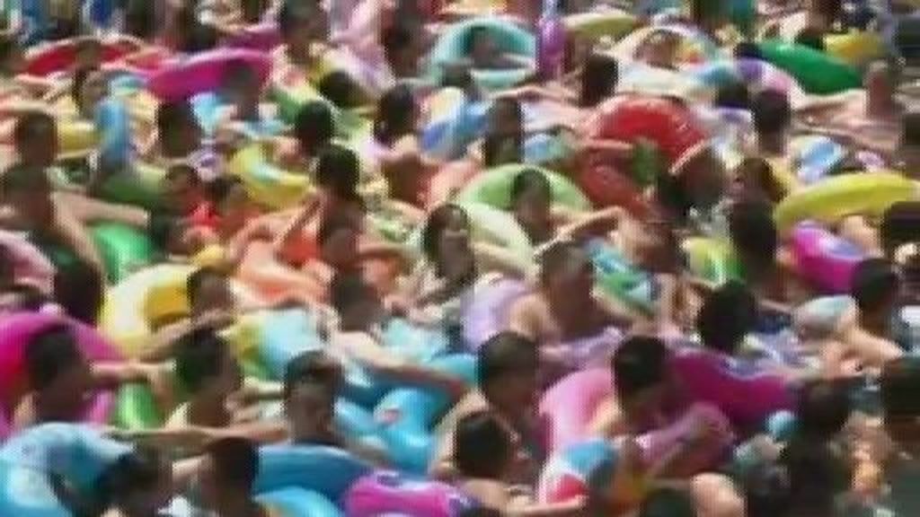 15.000 bañistas en una piscina china