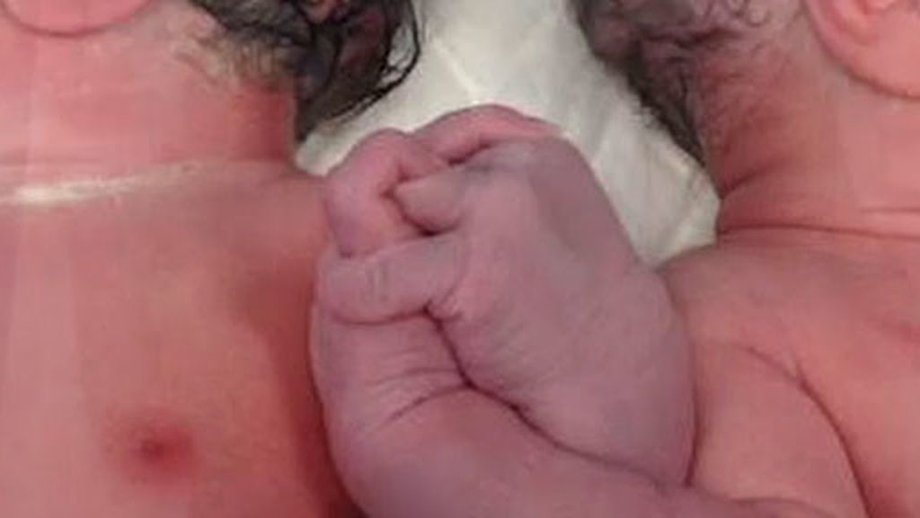 Danel y María, el gesto de los mellizos recién nacidos