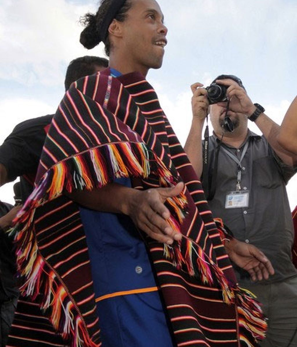 Ronaldinho levanta pasiones en su visita a Bolivia Ronaldinho levanta pasiones en su visita a Bolivia