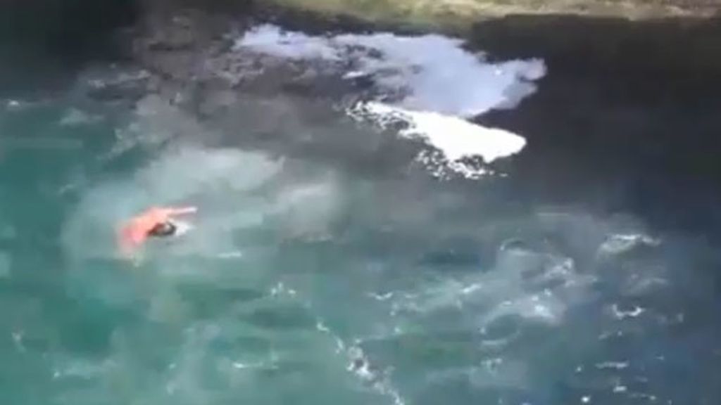 Queda inconsciente en el agua tras saltar desde un puente en Castro Urdiales