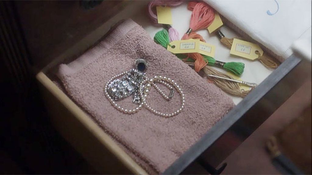 Jenny descubre unas joyas muy valiosas en la habitación de la hermana Mónica Joan
