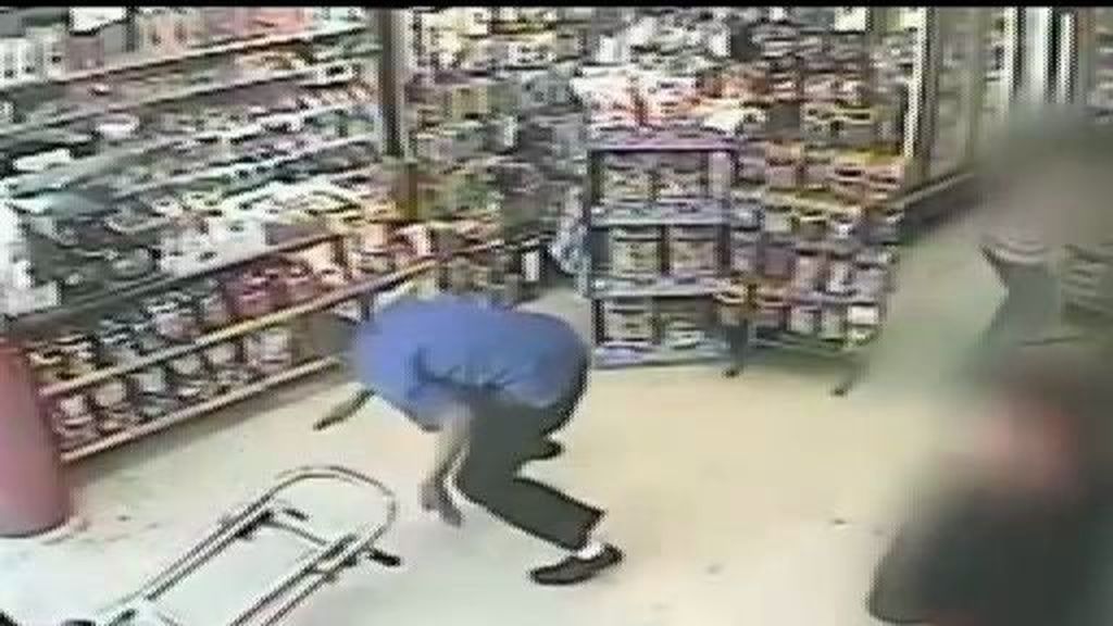 Un tiroteo en un supermercado y la bala no lo mata gracias a su cinturón