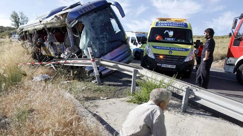 Nueve muertos y 20 heridos tras volcar un autobús en Ávila
