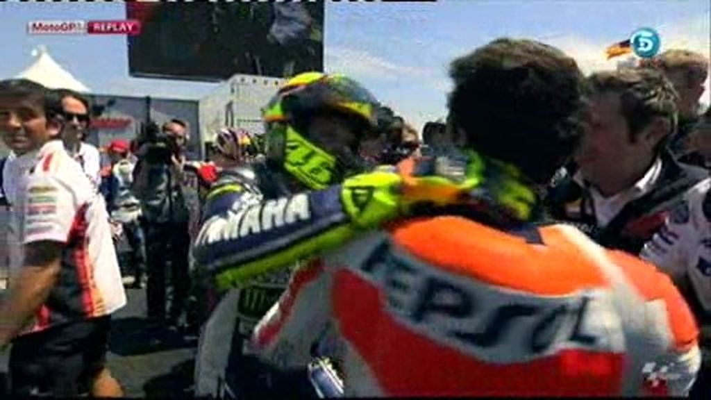 Valentino Rossi "estrangula" a Marc Márquez en el corralito de Laguna Seca