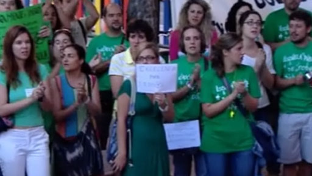 Los profesores de Madrid protestan frente al nuevo centro de bachillerato de excelencia