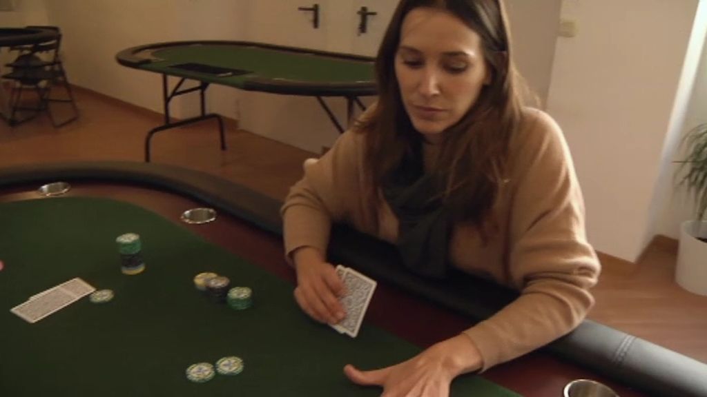 Adela aprende a jugar al póker