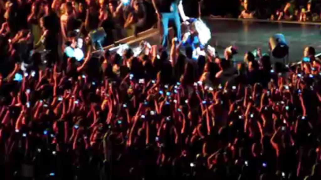 Un fan enloquecido 'atrapa' a Beyoncé en pleno concierto en Brasil