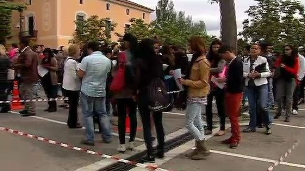 Dura competencia: 2.500 candidatos para 150 puestos en un centro comercial