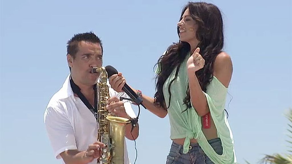 Cuca Morales toca el saxo para la sesión de Ágata
