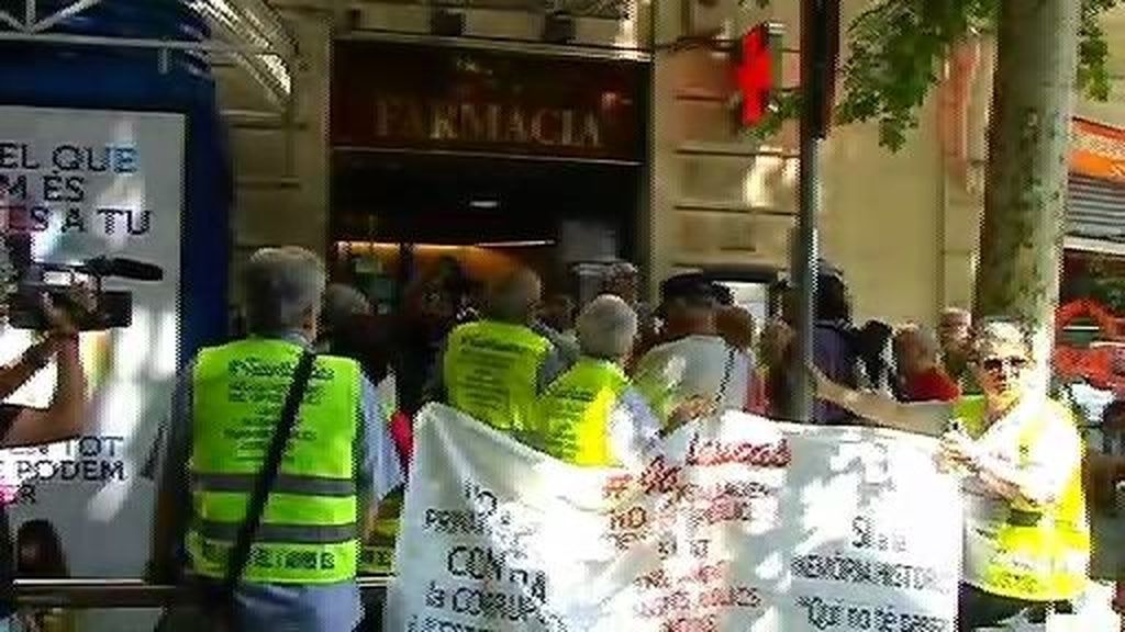 Los 'yayoflautas' invaden las farmacias catalanas