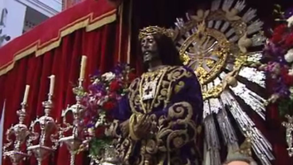 Largas colas para venerar al Cristo de Medinaceli en Madrid