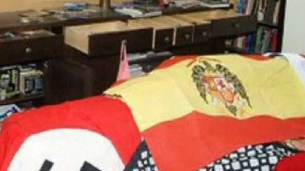 Una bandera franquista incautada a Amanecer Dorado