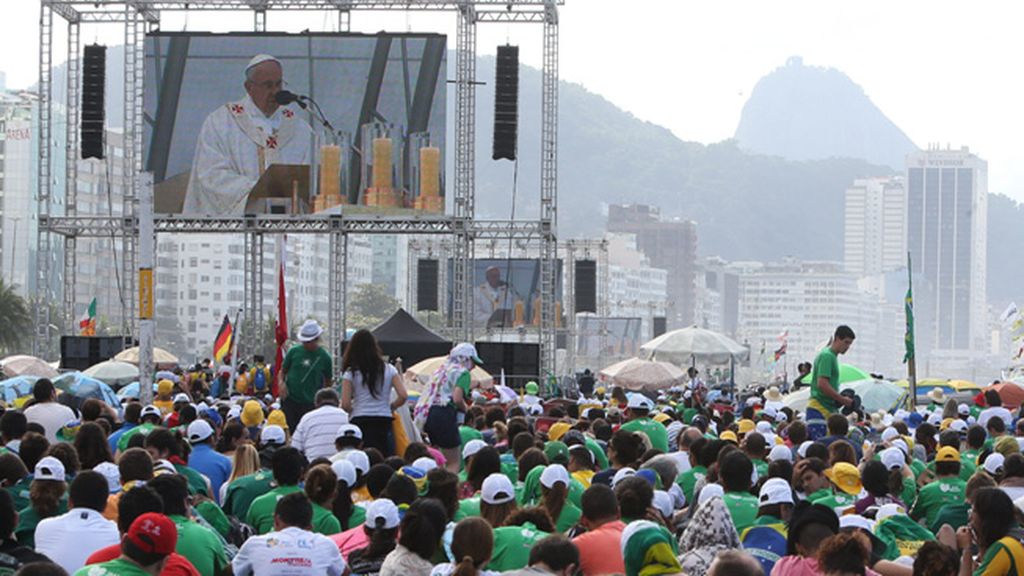 Más de tres millones vuelven a convertir Copacabana en una fiesta de fe